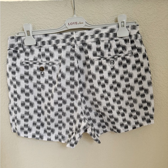 Khakis by GAP women’s shorts 🦋 - Picture 2 of 7